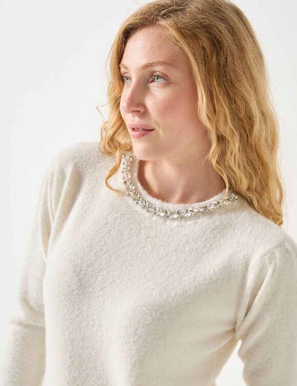 Pull maille poilue décolleté strass (écru) Pull maille poilue décolleté strass (écru)